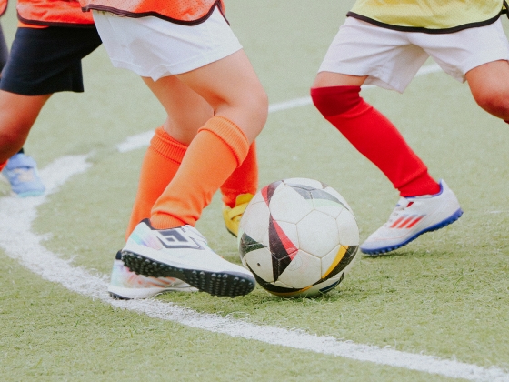サッカーをプレイしている子供